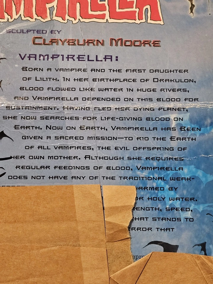 Boneco de ação Vampirella 2000 raro Clayburn Moore biquíni escultura Harris Comics - Imagem 3 de 4