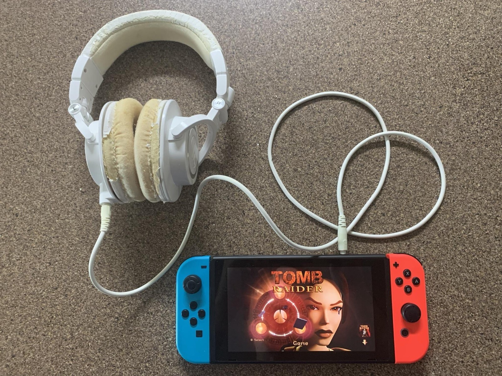 PEELING AudioTechnica ATHM50x ClosedBack Monitor Headphones White