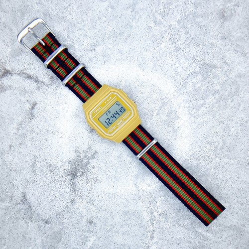 Casio Digitaluhr, Yellow Edition an Bond 007 Nylonarmband, F91WC-4A2EF