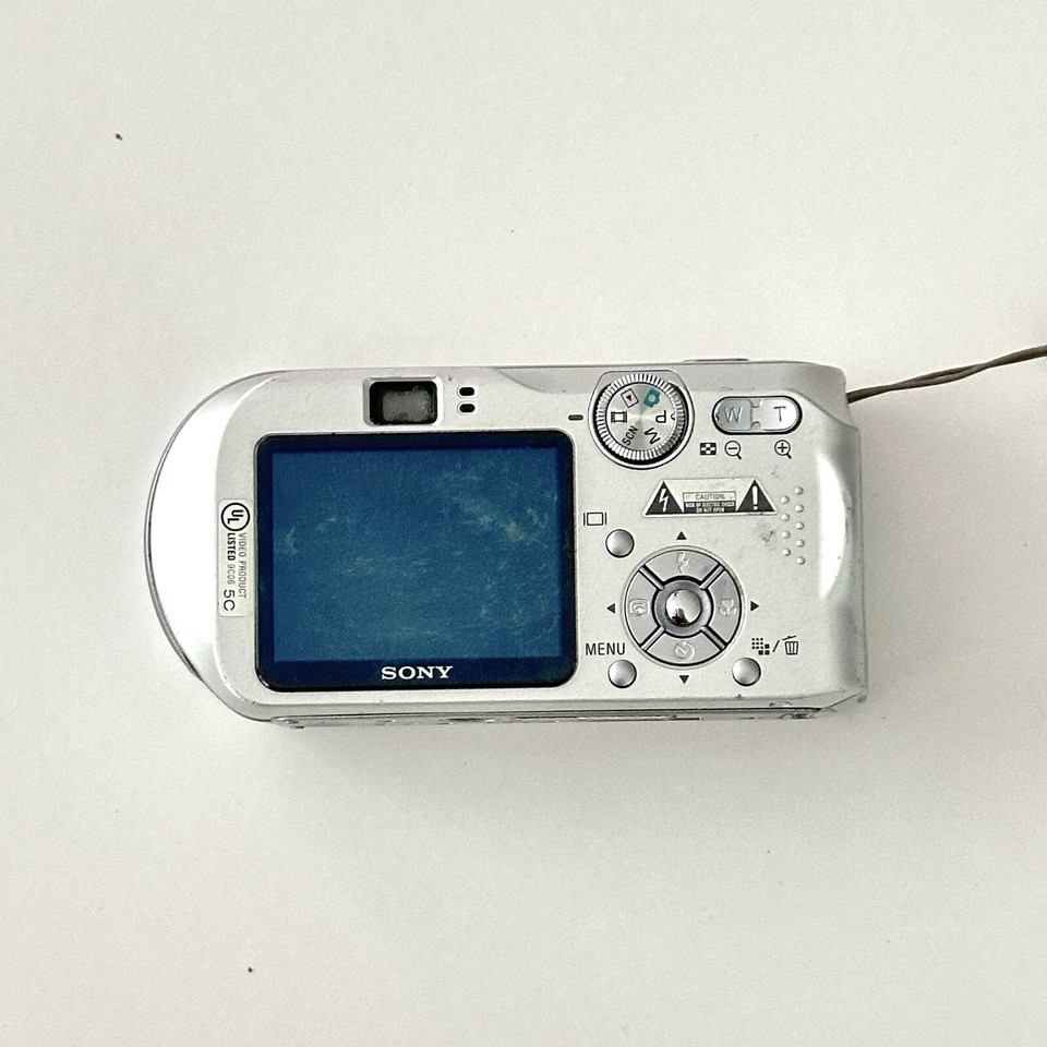 Sony Cybershot DSCP200 7.2MP Digital Camera WORKS No Charger No