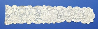 AN ANTIQUE 18TH CENTURY DEVON OR HONITON LACE LAPPET