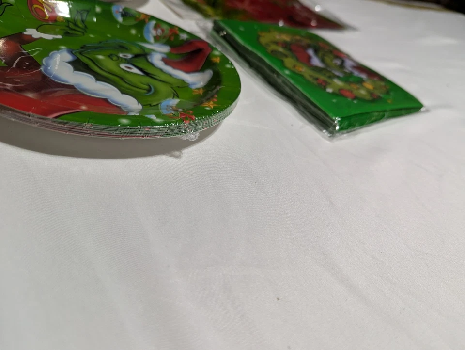 41 suministros de fiesta de Navidad Grinch 10 platos grandes 10 pequeños, 20 servilletas y pancartas Foto 4 de 4