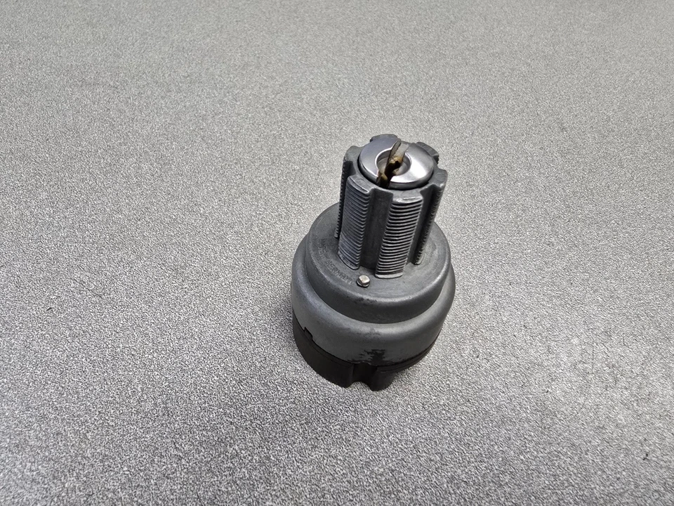 INTERRUPTOR DE ENCENDIDO USADO ORIGINAL PORSCHE 356A 356B 356C 356SC SIN LLAVE K311 Foto 3 de 4
