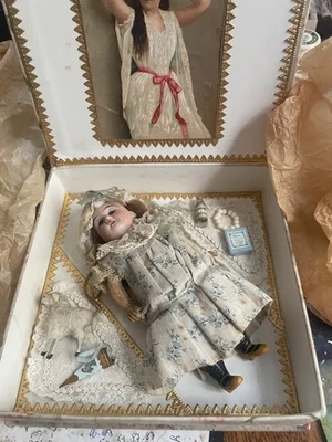 poupée ancienne porcelaine et son trousseau - Photo 1/4