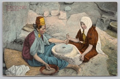 Jerusalem Frauen mahlen Getreide in der Mühle ethnographische Heiliges Land um 1920 Postkarte
