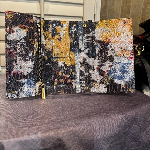 Cartera sin asas Tory Burch multicolor con estampado de serpiente con cremallera dorada Foto 2 de 4