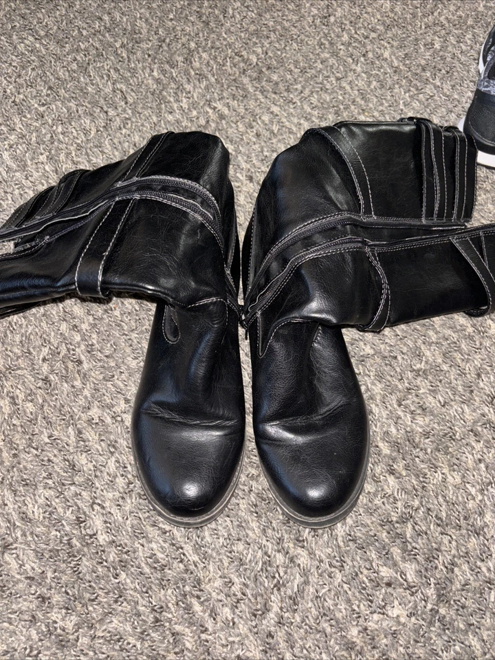 Botas para mujer Jelly Pop de cuero con hebilla diseño de cremallera hasta la rodilla negras talla 9 M Foto 3 de 4