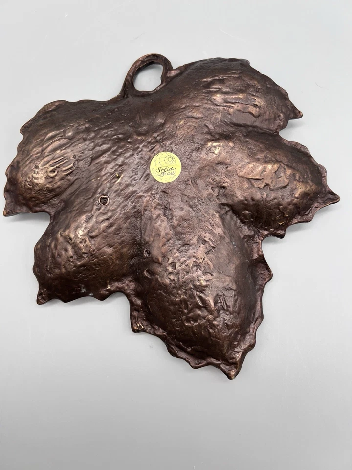 Plato decorativo de hoja de arce de latón macizo color cobre con lazo 7”x8” caída pesada Foto 4 de 4