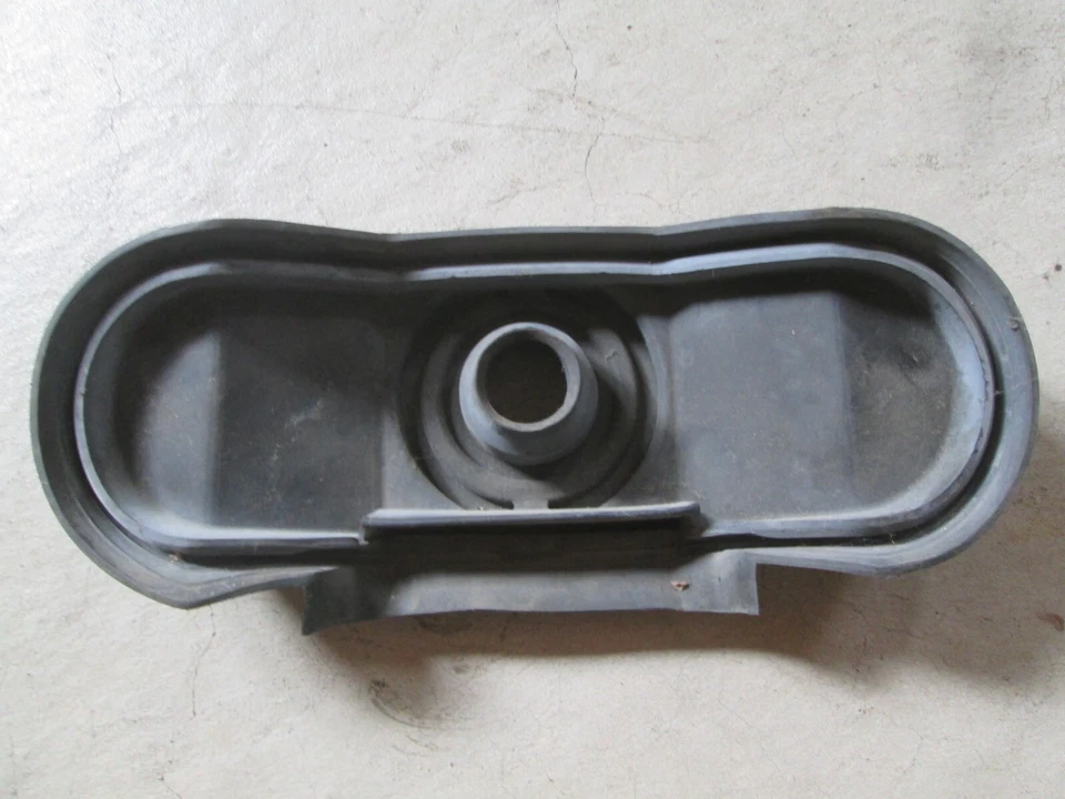 RARE YAMAHA 1985 FZ750  1AE-84397-A0-00 REAR HEADLIGHT SOCKET COVER - Image 3 of 4