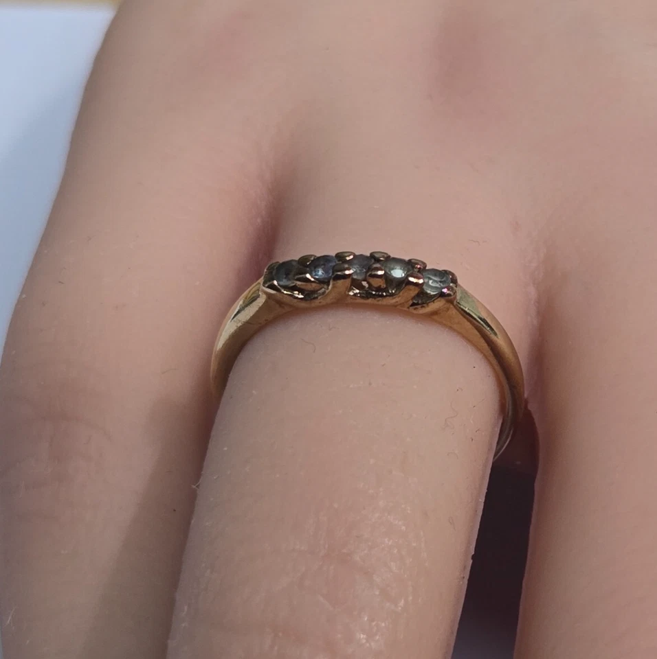 9ct Yellow Gold Ring Green Cubic Zirconia Stones Hallmarks Ring Size N 1/2 - Изображение 3 из 4