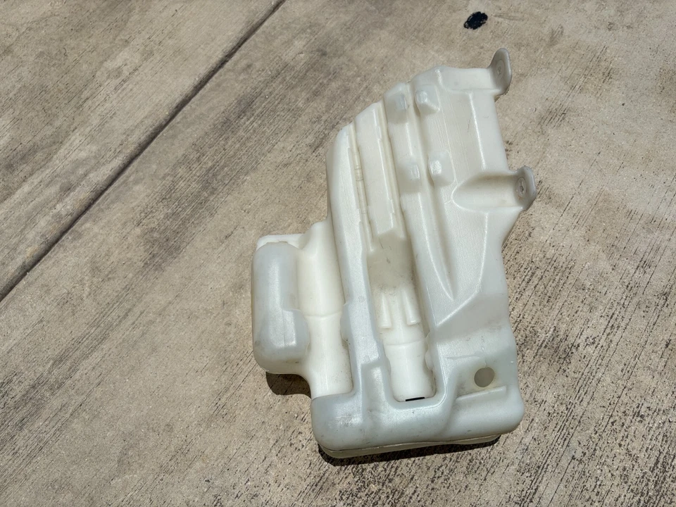 2013-2016 Chevrolet Malibu Washer Reservoir Bottle (no tube) OEM #248755118 Foto 4 de 4