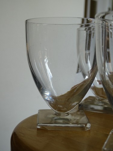 ST LOUIS 6 ANCIENS VERRES A VIN CRISTAL MOD ODILE UNI PIED CARRE 8,5 cm défauts - Picture 2 of 17