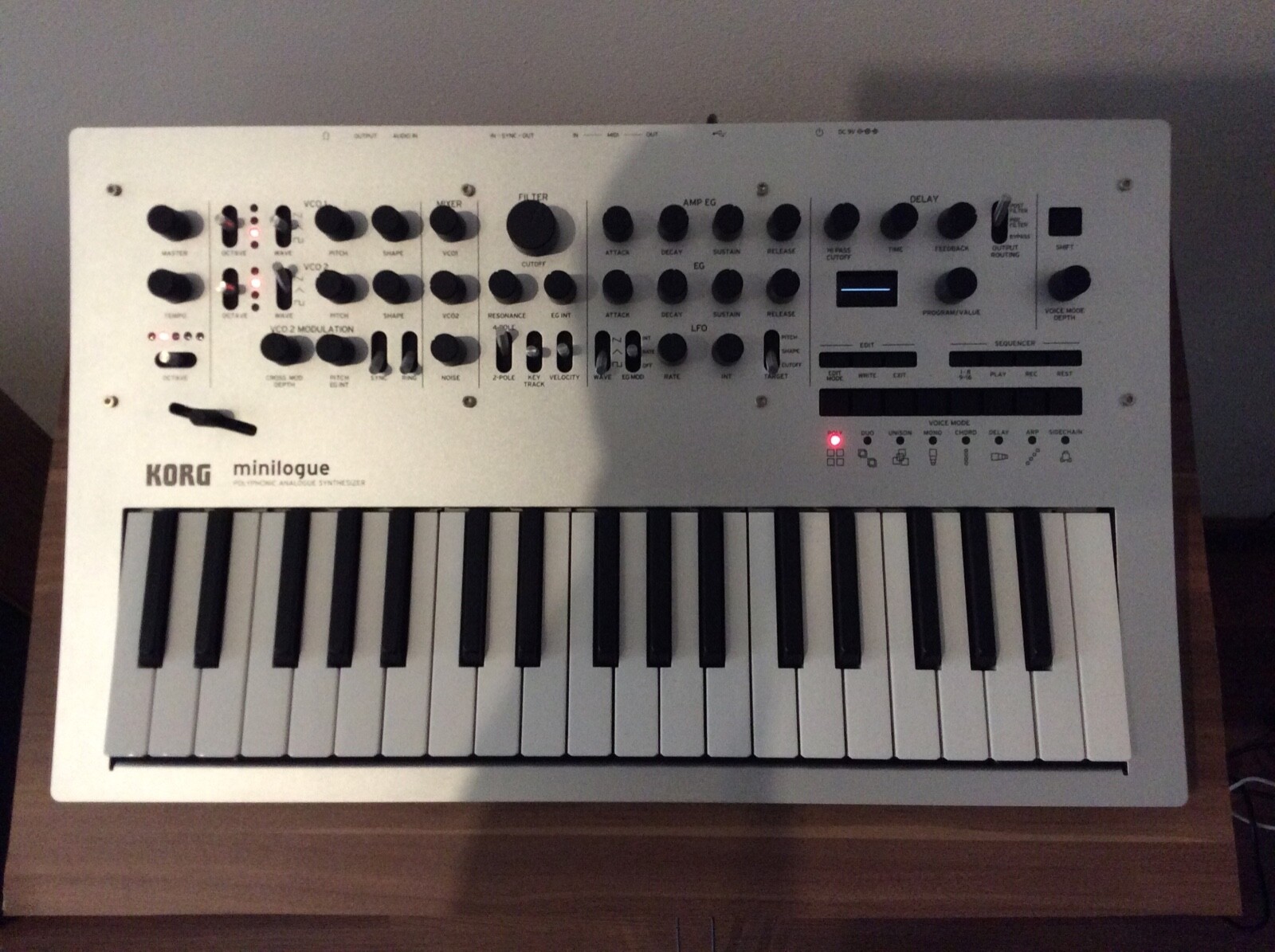 Korg Minilogue with Genuine Carrying Bag Korg Minilogue with Genuine Genuine Genuine Carrying Bag cómodamente