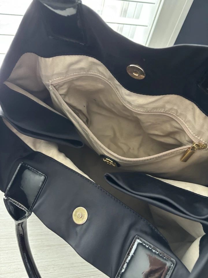 Bolsa tote Tory Burch Ella preta náilon acabamento em couro envernizado grande - Imagem 4 de 4