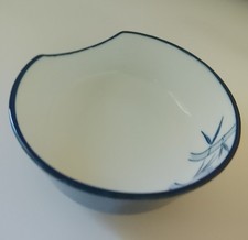 Vintage Fukagawa Seiji Japanese Porcelain Bowl Blue White Bamboo Wavy Rim 6"