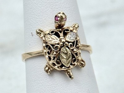 Massiver 10K Gelbgold Schildkrötenring mit Gelenkkopf und Rubinaugen Gr. 6,75