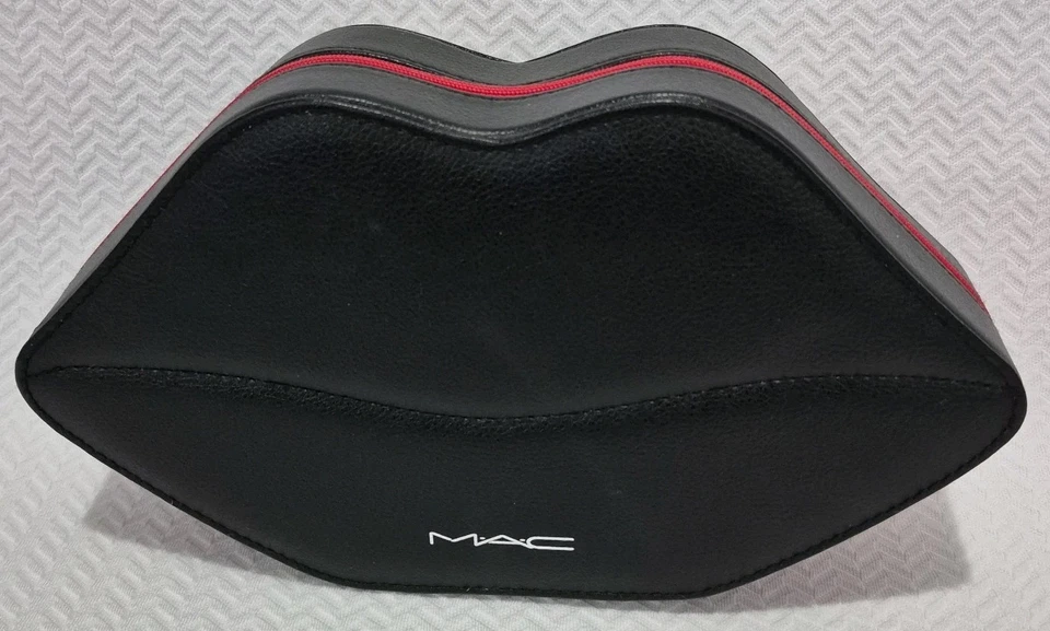 Estuche de cosméticos MAC Cosmetics con forma de labios | Cuero sintético negro | Cremallera roja Foto 3 de 4
