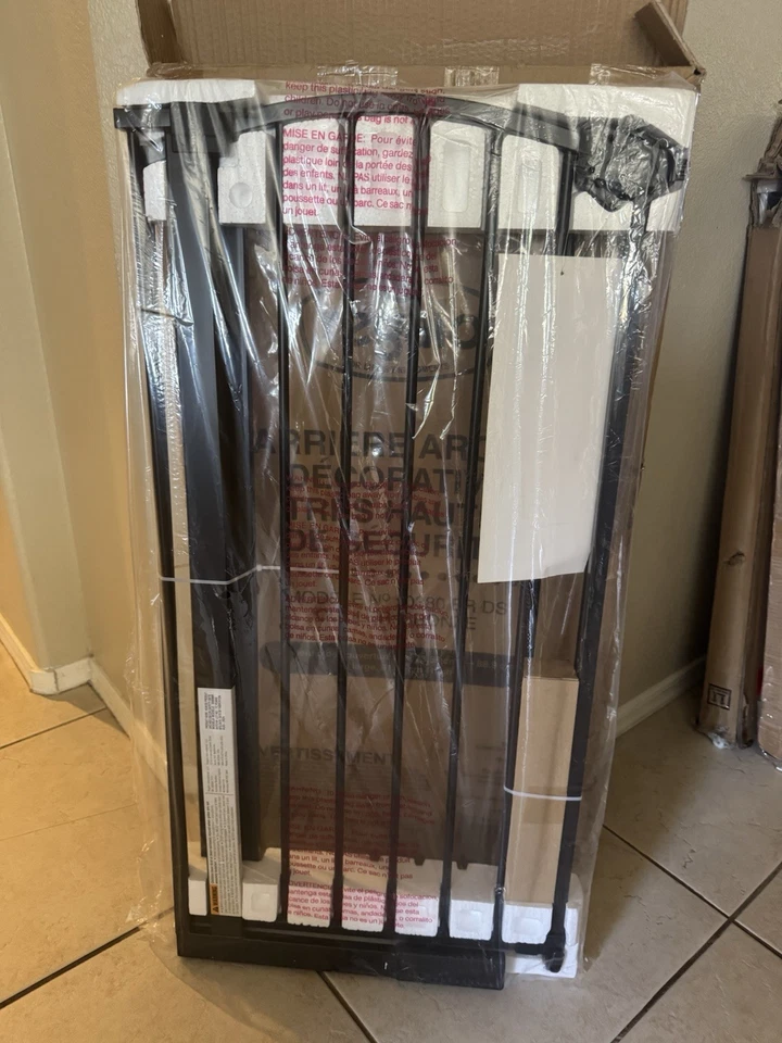 Regalo Easy Step Extra Tall Arched Décor Walk Thru Baby Gate Preto Novo Em Aberto B - Imagem 3 de 4