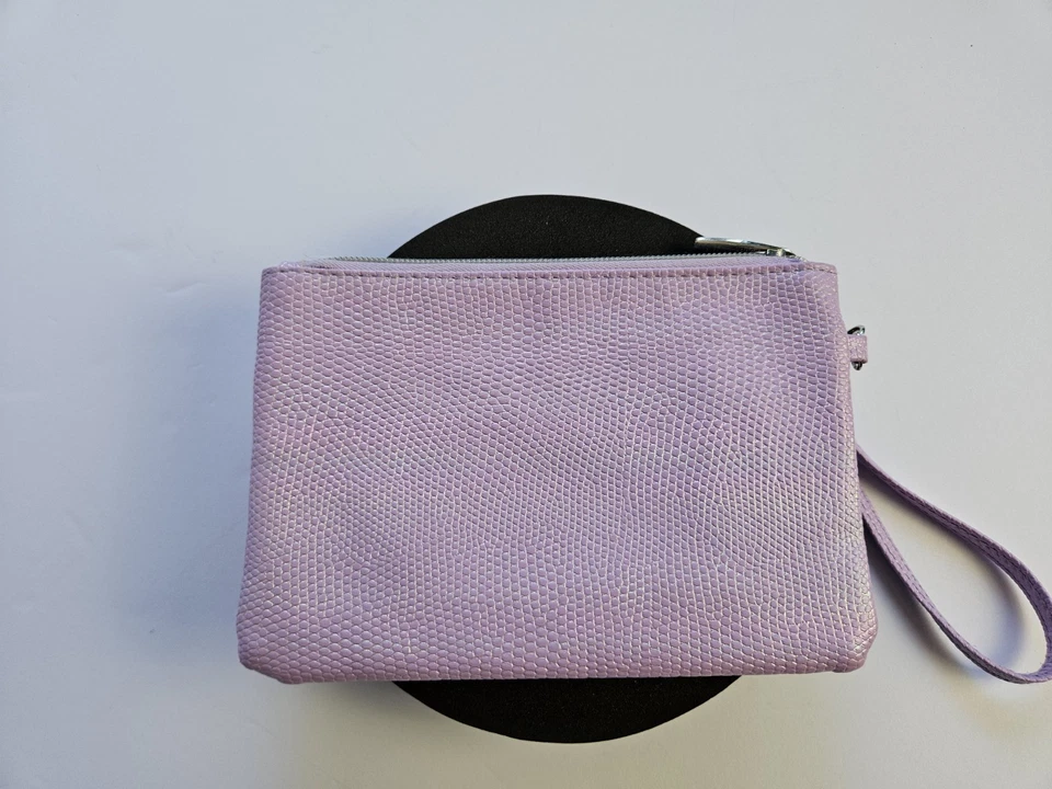 Cartera sin asas City Streets para mujer lavanda iridiscente muñeca con tarjeteros Foto 2 de 4