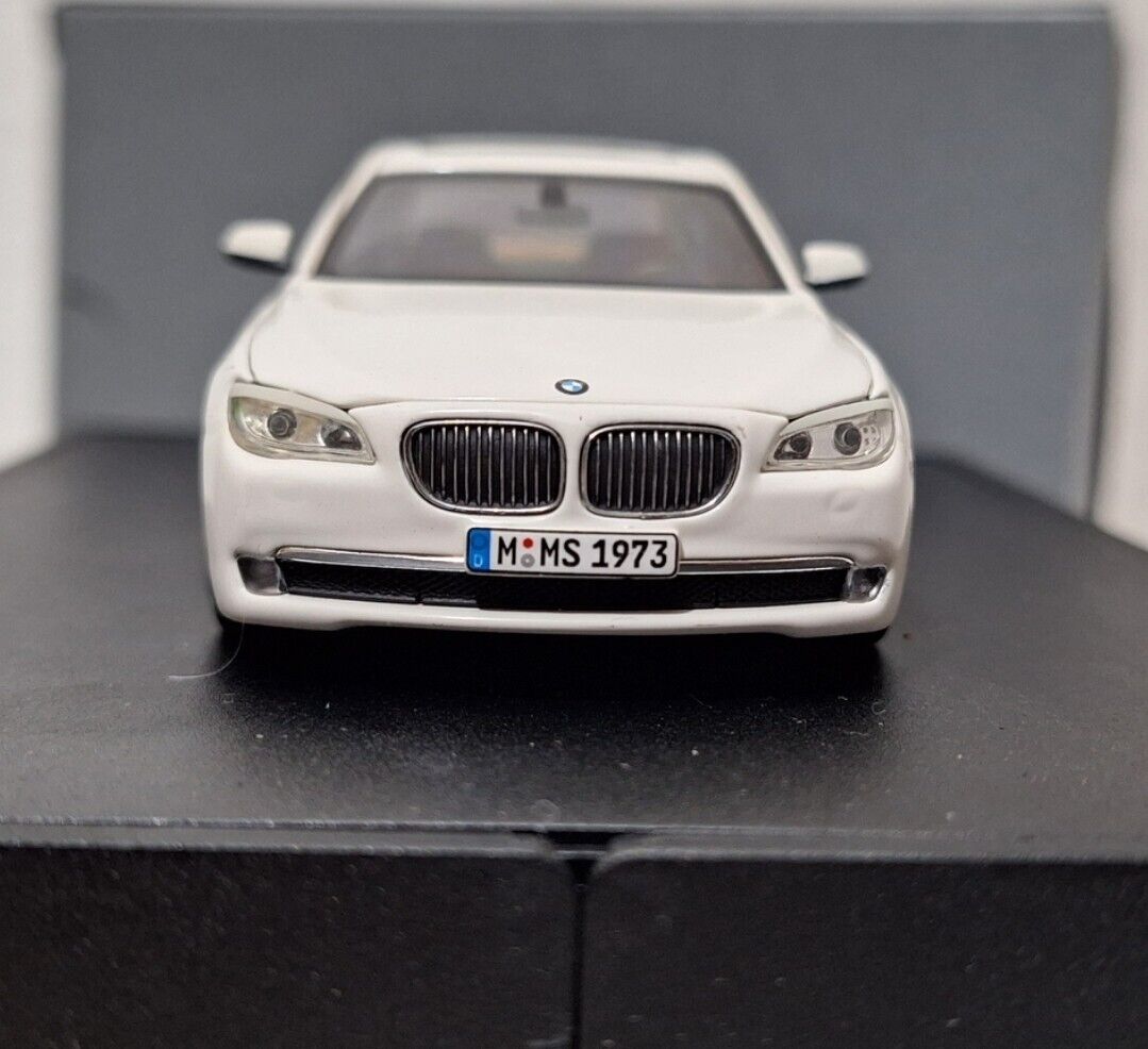 BMW 7-Series 750i F02 White 2009 1:43 Minichamps Dealer BMW 7-Series 750i F02 White 2009 1:43 Minichamps Dealer