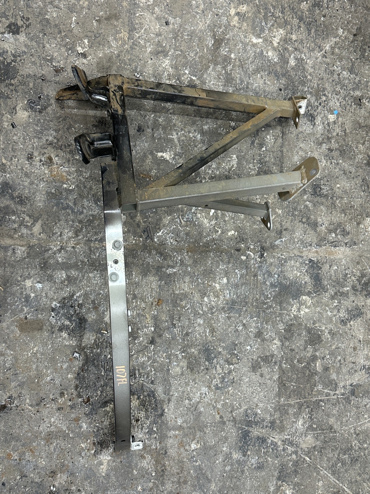 2014 AUDI R8 FRONT LEFT FENDER RADIATOR SUPPORT STRUCTURE MOUNT BRACKET OEM