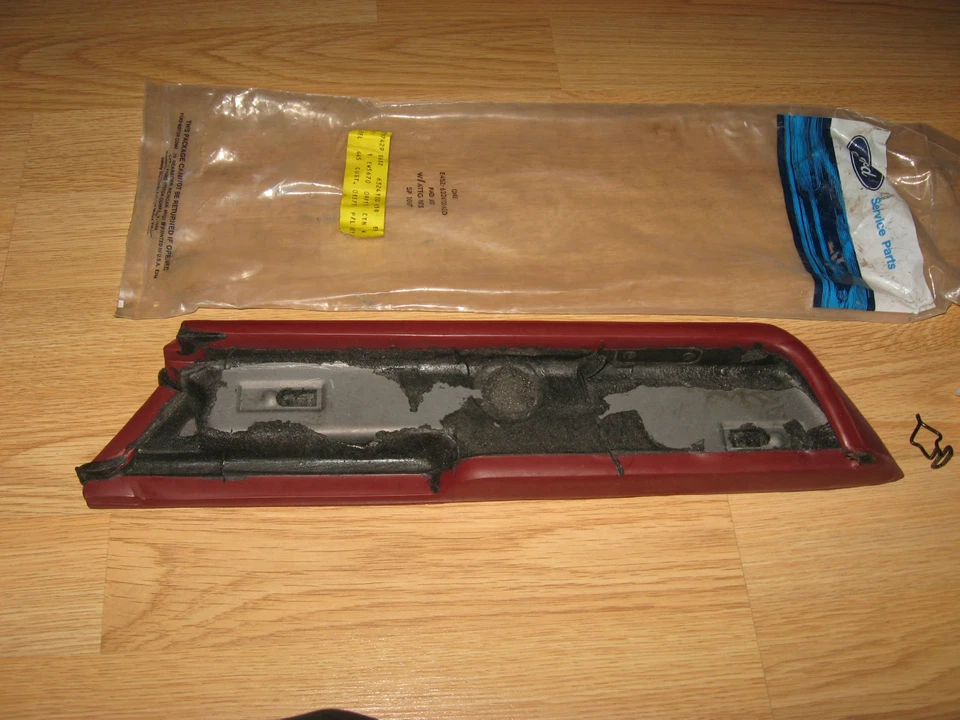 Almohadilla de reposabrazos derecha Ford Thunderbird Mercury Cougar 1983 1984 E4SZ-6324100-A5D como nueva de stock Foto 2 de 3