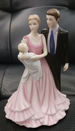 Beautiful Royal Doulton Pretty Ladies Figurine Christening Time HN 5162 - Picture 2 of 20