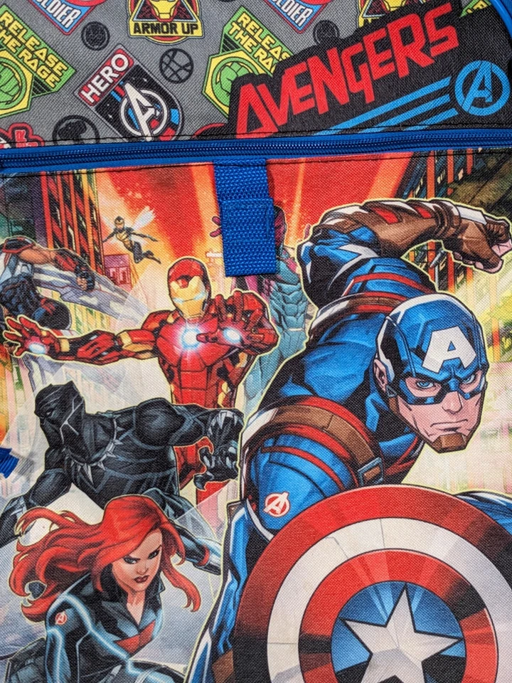 MOCHILA BÁSICA MARVEL'S *AVENGERS* 12" BIOWORLD RARA Foto 2 de 4
