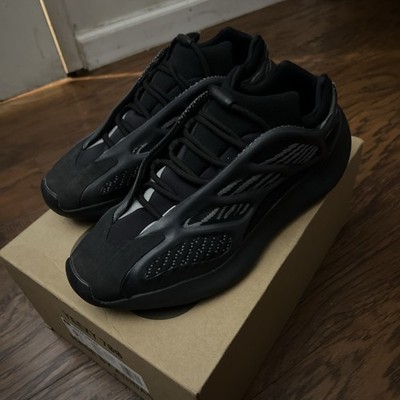 adidas Yeezy 700 V3 black Glow in the Dark Size 9.5