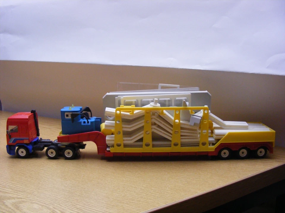 Siku  4018  DAF  95   Tieflader   mit   Tankstelle  siehe  Bilder - Bild 2 von 4