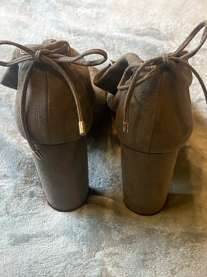 Tacones botín GUESS Ultra gamuza punta abierta, talla 11 Foto 4 de 4