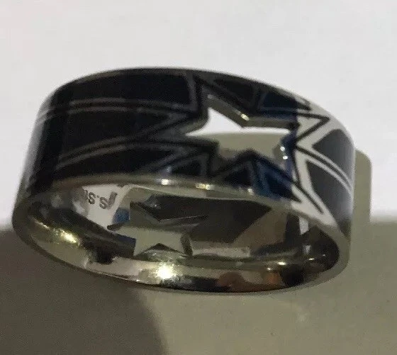 Anillo Inox Jewelry Hombre Acero Inoxidable con Recortes Láser y Esmalte Negro Foto 4 de 4