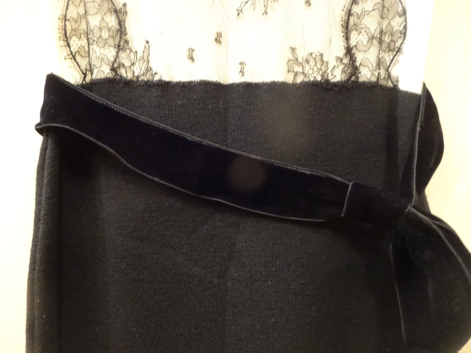 Abito in maglia manica corta con orlo in pizzo nero VALENTINO. Taglia S.