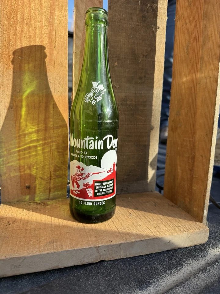 Botella Mountain Dew vintage de 10 oz en excelente estado. Fecha enero 1966. Foto 2 de 2