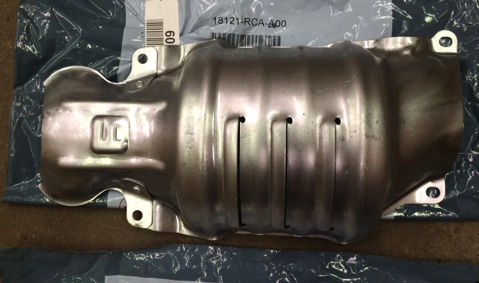 Оригинальные теплозащитные экраны каталитический преобразователь переднего отсека двигателя Honda V6 от оригинального производителя - Изображение 2 из 4