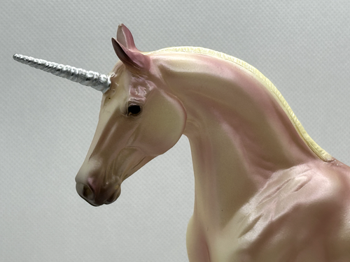 Retired in 2022 - Breyer Classic Aurora Magical Unicorn - Decorator - Pink/Rose - Picture 7 of 11