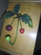 Raro appendiabiti antico vintage ferro battuto colorato ciliegie foglie