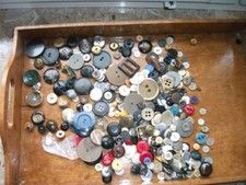 alte Knopfsammlung in uralter Blechdose