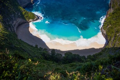 Wandbild: Luftaufsicht am Kelingking Beach auf der Insel Nusa Penida in [...]