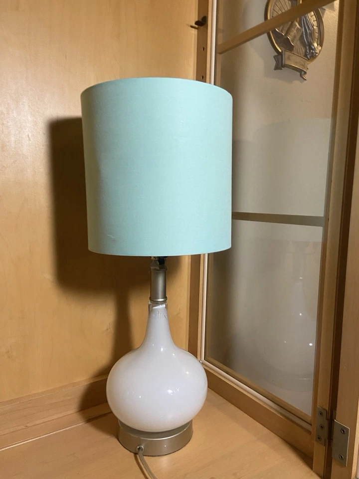 "Lámpara de mesa moderna de cerámica blanca con pantalla de tela beige -24"" de alto - funciona muy bien" Foto 3 de 3