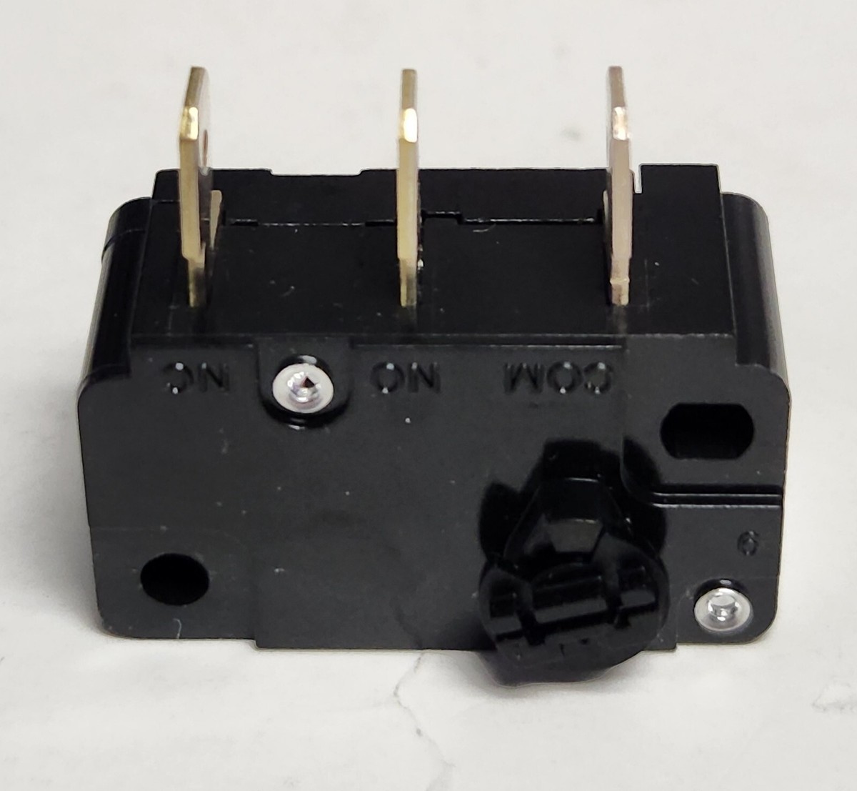 D2HW-C201H OMRON Electronic Components - Mikroschalter SNAP ACTION | 0,1A/ 125VAC; 2A/12VDC; ohne Hebel | Transfer Multisort Elektronik Österreich