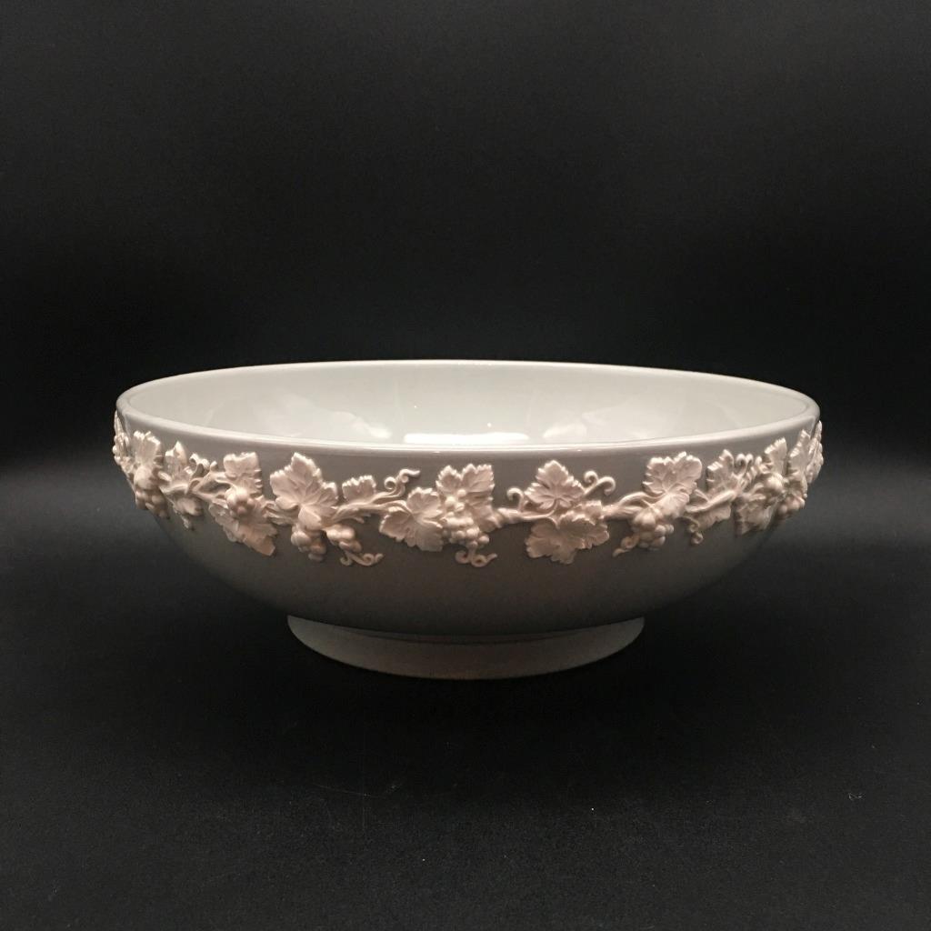 WEDGWOOD QUEENSWARE CREAM ON GREY SMOOTH EDGE LARGE SALAD SERVING