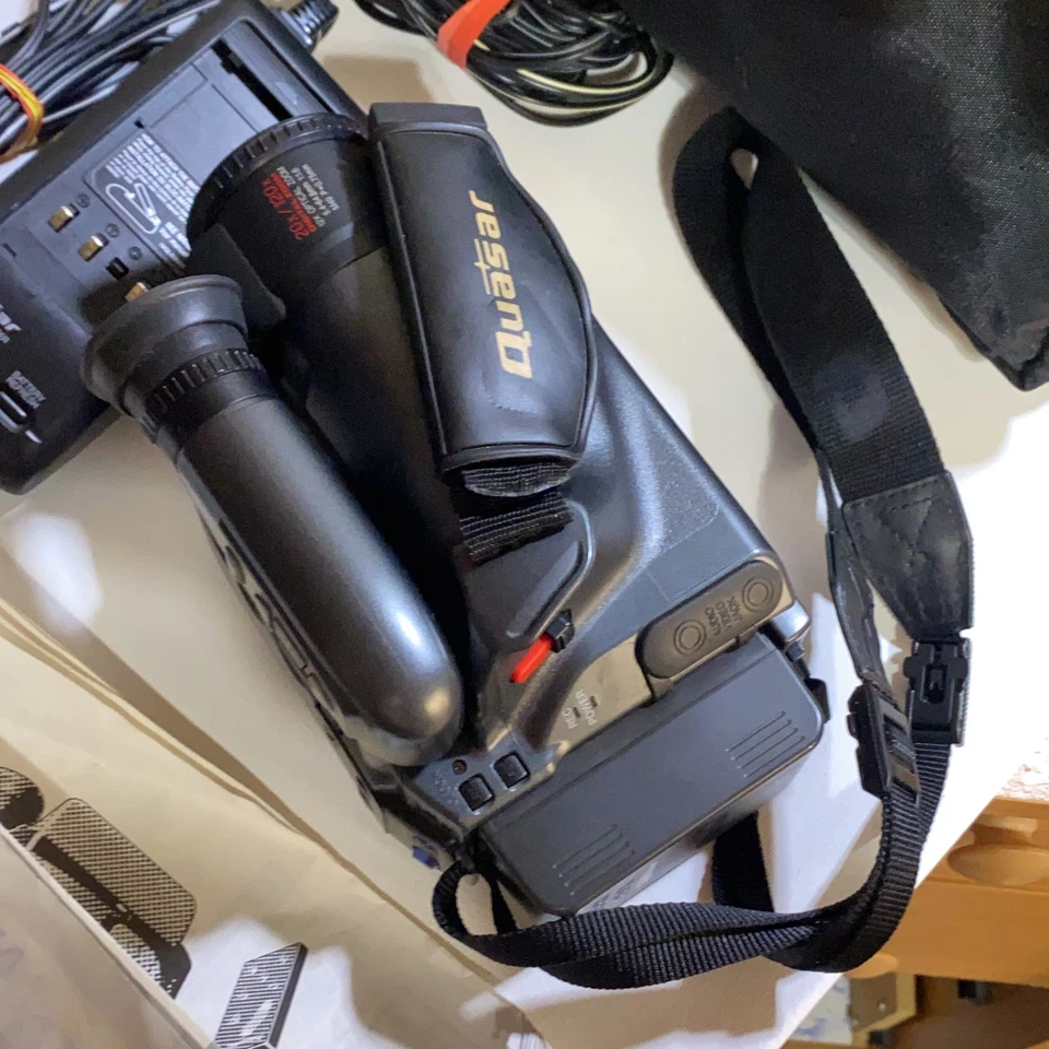 Quasar Palmcorder VHS-C Camcorder Model VM547 20x/120x Zoom Vintage Camera PARTS - Image 3 of 4