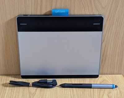Wacom CTH-480 Intuos Small Creative Pen & Touch Tablet Excellent