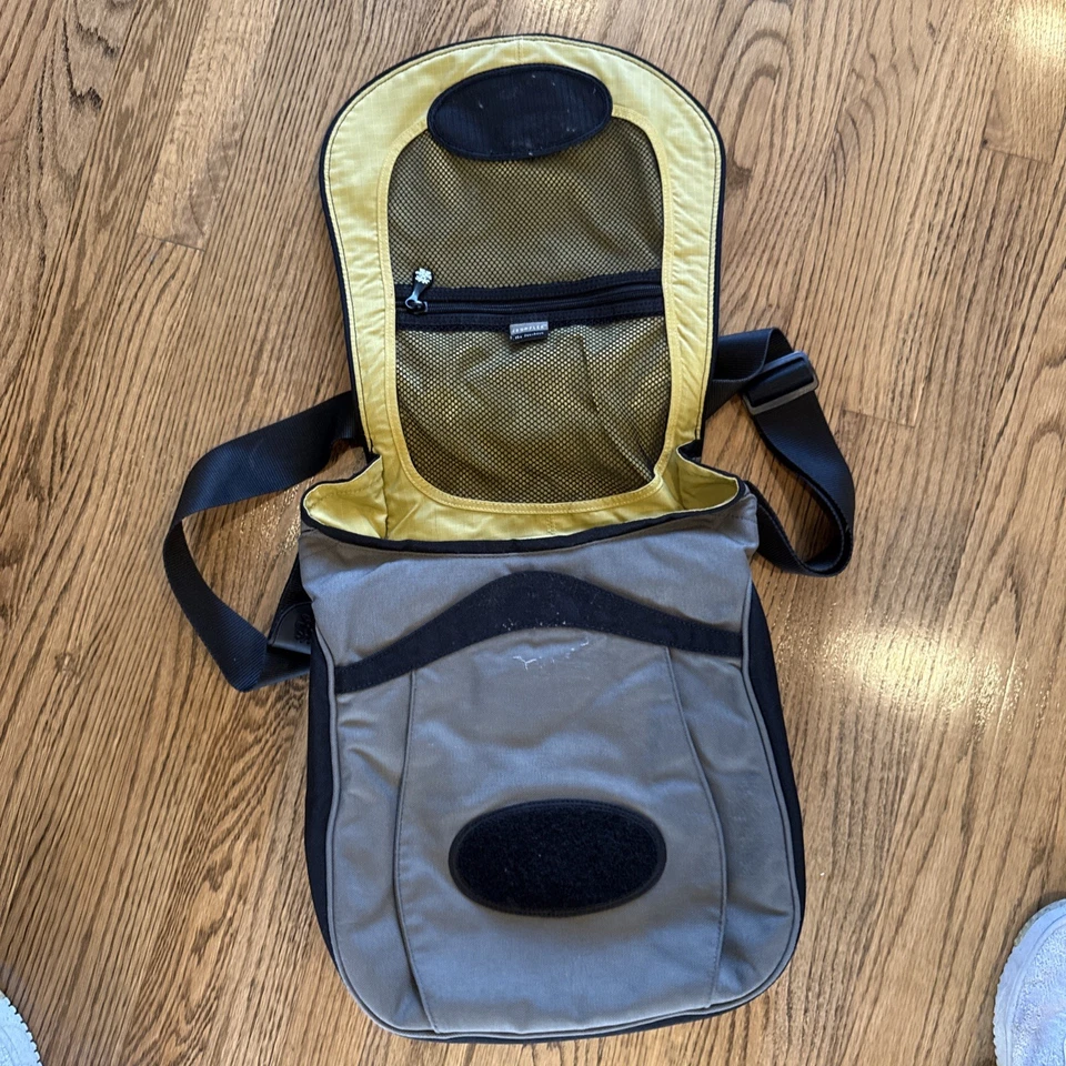 Crumpler The Luncheon Laptop Bag Green Messenger Crossbody Padded Strap Bag - Image 3 of 4