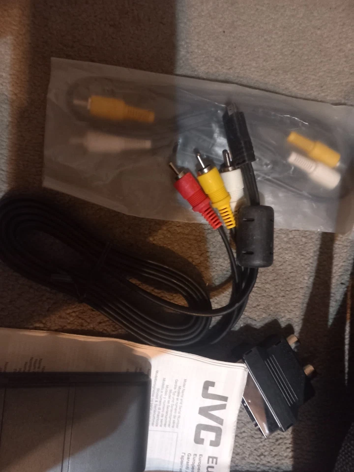 JVC Compact VHS Camcorder GR-FX14 700x Zoom.+ Cables For TV. untested spares - Image 3 of 4