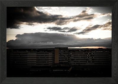 Gebäude unter dramatischem bewölktem Himmel gerahmtes Wandbild Poster Leinwanddruck Bild