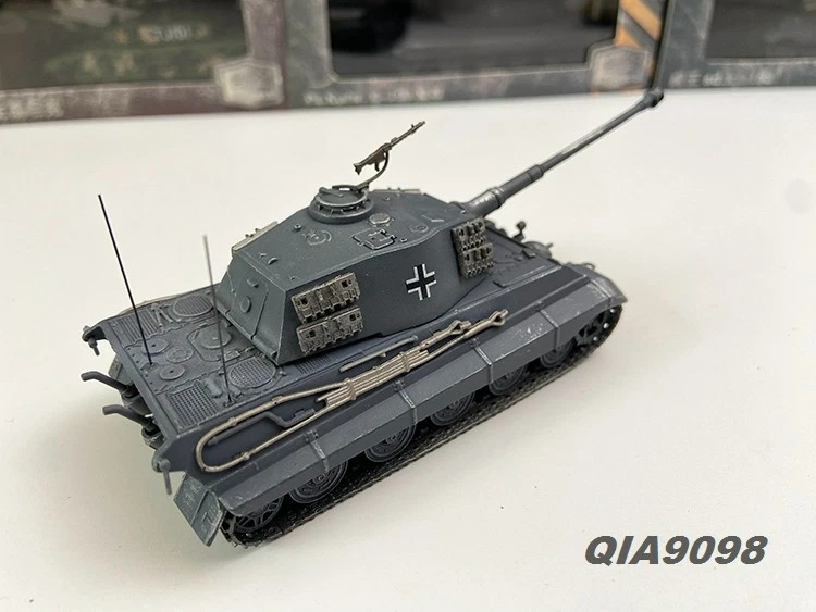 New 1:72 Scale WWII German Tiger II tank - Berlin 1945 Gray Metal Plastic Model - Image 4 of 4