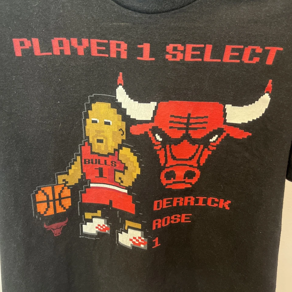 Camiseta Chicago Bulls Derrick Rose vintage Y2K Majestic NBA basquete 16 bits média - Imagem 2 de 4