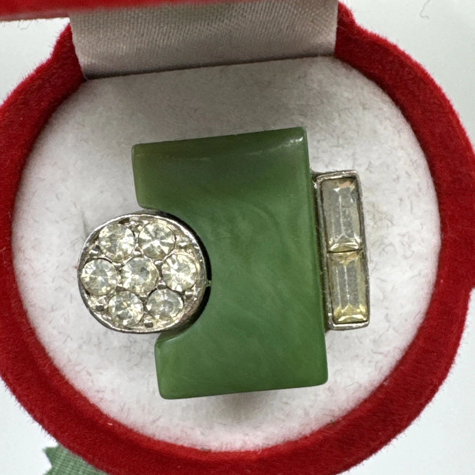 Bague vintage fantaisie avec strass et pierre verte. Taille 55.